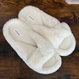 Soma Cream Plush Cross-Band Slippers: NWOT